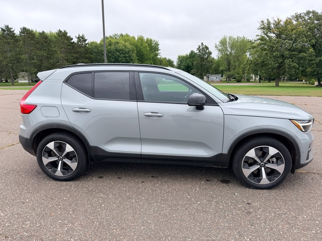 2024 Volvo XC40 Plus Dark Theme